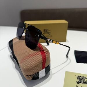 🖤💖Burberry Vintage Check Temple Aviator Sunglasses Black